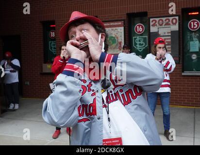 St. Louis, États-Unis. 21 novembre 2020. Billy Tomber, joueur d'harmonica, dirige un groupe de joueurs dans le cadre d'une présentation de « Take Me Out to the Ballgame » pour le regretté membre du National Baseball Hall of Fame Stan Musial, lors d'une célébration d'anniversaire à l'extérieur du Busch Stadium à Saint Louis le samedi 21 novembre 2020. Musial, décédé en 2013, aurait aujourd'hui 100 ans et aimait jouer cette chanson sur l'harmonica qu'il a toujours porté avec lui. Photo par Bill Greenblatt/UPI crédit: UPI/Alay Live News Banque D'Images