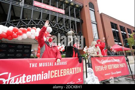 St. Louis, États-Unis. 21 novembre 2020. Stan Musial, membre de la famille du National Baseball Hall of Fame, passe devant le Busch Stadium à St. Louis le samedi 21 novembre 2020. Musial, décédé en 2013, aurait eu 100 ans aujourd'hui. La Commission des sports de Saint-Louis a tenu le trajet de célébration près de la statue du plus grand joueur des Cardinals de Saint-Louis. Photo par Bill Greenblatt/UPI crédit: UPI/Alay Live News Banque D'Images