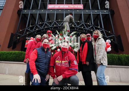 St. Louis, États-Unis. 21 novembre 2020. Les enfants et petits-enfants de Stan Musial, le regretté membre du National Baseball Hall of Fame, posent pour des photos à côté de la statue du plus grand joueur de Cardinals, à l'extérieur du stade Busch à Saint-Louis, le samedi 21 novembre 2020. Musial, décédé en 2013, aurait eu 100 ans aujourd'hui. Photo par Bill Greenblatt/UPI crédit: UPI/Alay Live News Banque D'Images