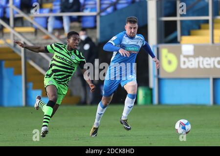 BARROW DANS FURNESS, ANGLETERRE. 21 NOVEMBRE Ebou Adams, Green Rovers, s'attaque à Scott Quigley, de Barrow, lors du match Sky Bet League 2 entre Barrow et Forest Green Rovers, à Holker Street, Barrow-in-Furness, le samedi 21 novembre 2020. (Credit: Mark Fletcher | MI News) Credit: MI News & Sport /Alay Live News Banque D'Images