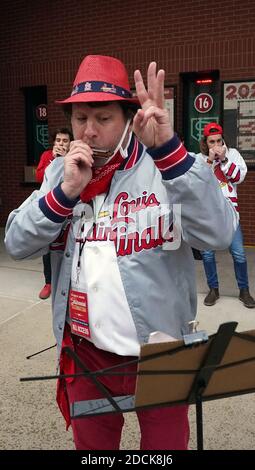 St. Louis, États-Unis. 21 novembre 2020. Billy Tomber, joueur d'harmonica, dirige un groupe de joueurs dans le cadre d'une présentation de « Take Me Out to the Ballgame » pour le regretté membre du National Baseball Hall of Fame Stan Musial, lors d'une célébration d'anniversaire à l'extérieur du Busch Stadium à Saint Louis le samedi 21 novembre 2020. Musial, décédé en 2013, aurait aujourd'hui 100 ans et aimait jouer cette chanson sur l'harmonica qu'il a toujours porté avec lui. Photo par Bill Greenblatt/UPI crédit: UPI/Alay Live News Banque D'Images