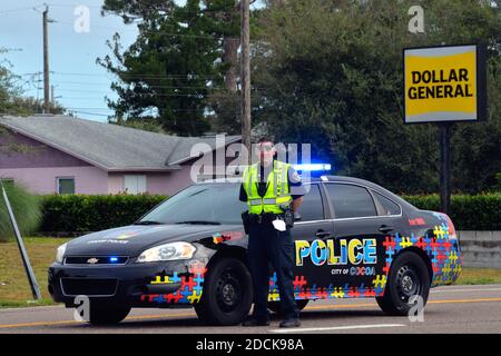 Cocoa, Comté de Brevard, Floride, États-Unis. 21 novembre 2020. Ben Crump, avocat spécialisé dans les droits civils et les blessures personnelles de renommée nationale, et les familles d'AJ Cooms et de sincère Pierce s'admont aux médias. Les deux adolescents noirs ont été mortellement abattus par un adjoint du shérif du comté de Brevard alors qu'ils tentaient de s'éloigner des officiers qui s'étaient approchés du véhicule avec des armes tirées. Crédit photo : Julian Leek/Alay Live News Banque D'Images