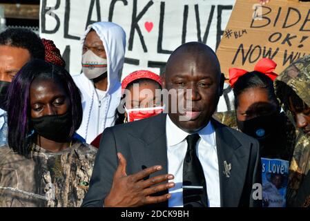 Cocoa, Comté de Brevard, Floride, États-Unis. 21 novembre 2020. Ben Crump, avocat spécialisé dans les droits civils et les blessures personnelles de renommée nationale, et les familles d'AJ Cooms et de sincère Pierce s'admont aux médias. Les deux adolescents noirs ont été mortellement abattus par un adjoint du shérif du comté de Brevard alors qu'ils tentaient de s'éloigner des officiers qui s'étaient approchés du véhicule avec des armes tirées. Crédit photo : Julian Leek/Alay Live News Banque D'Images