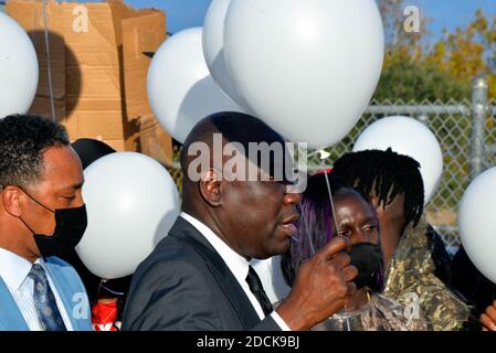 Cocoa, Comté de Brevard, Floride, États-Unis. 21 novembre 2020. Ben Crump, avocat spécialisé dans les droits civils et les blessures personnelles de renommée nationale, et les familles d'AJ Cooms et de sincère Pierce s'admont aux médias. Les deux adolescents noirs ont été mortellement abattus par un adjoint du shérif du comté de Brevard alors qu'ils tentaient de s'éloigner des officiers qui s'étaient approchés du véhicule avec des armes tirées. Crédit photo : Julian Leek/Alay Live News Banque D'Images