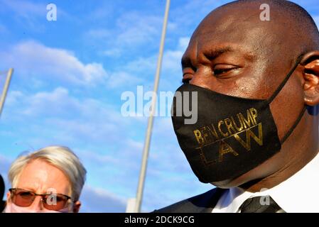 Cocoa, Comté de Brevard, Floride, États-Unis. 21 novembre 2020. Ben Crump, avocat spécialisé dans les droits civils et les blessures personnelles de renommée nationale, et les familles d'AJ Cooms et de sincère Pierce s'admont aux médias. Les deux adolescents noirs ont été mortellement abattus par un adjoint du shérif du comté de Brevard alors qu'ils tentaient de s'éloigner des officiers qui s'étaient approchés du véhicule avec des armes tirées. Crédit photo : Julian Leek/Alay Live News Banque D'Images