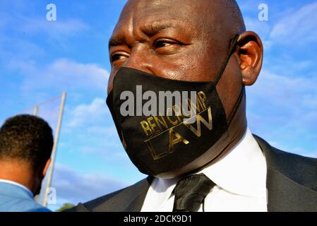 Cocoa, Comté de Brevard, Floride, États-Unis. 21 novembre 2020. Ben Crump, avocat spécialisé dans les droits civils et les blessures personnelles de renommée nationale, et les familles d'AJ Cooms et de sincère Pierce s'admont aux médias. Les deux adolescents noirs ont été mortellement abattus par un adjoint du shérif du comté de Brevard alors qu'ils tentaient de s'éloigner des officiers qui s'étaient approchés du véhicule avec des armes tirées. Crédit photo : Julian Leek/Alay Live News Banque D'Images