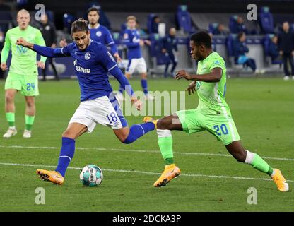 (201122) -- GELSENKIRCHEN, 22 novembre 2020 (Xinhua) -- Ridle Bakou (R) de Wolfsburg vies avec Goncalo Paciencia de Schalke 04 lors d'un match de football allemand Bundesliga entre le FC Schalke 04 et le VFL Wolfsburg à Gelsenkirchen, Allemagne, 21 novembre 2020. (Joachim Bywaletz/Pool via Xinhua) Banque D'Images