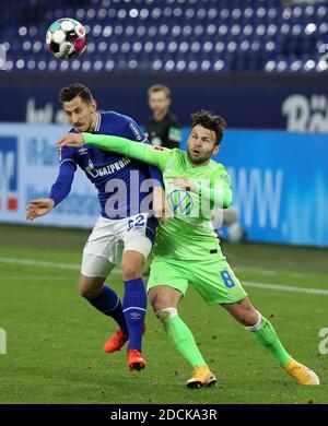 (201122) -- GELSENKIRCHEN, 22 novembre 2020 (Xinhua) -- Renato Steffen (R) de Wolfsburg vies avec Steven Skrzybski de Schalke 04 lors d'un match de football allemand Bundesliga entre le FC Schalke 04 et le VFL Wolfsburg à Gelsenkirchen, Allemagne, 21 novembre 2020. (Joachim Bywaletz/Pool via Xinhua) Banque D'Images