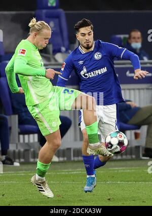 (201122) -- GELSENKIRCHEN, 22 novembre 2020 (Xinhua) -- Xaver Schlager (L) de Wolfsburg vies avec Suat Serdar de Schalke 04 lors d'un match de football allemand Bundesliga entre le FC Schalke 04 et le VFL Wolfsburg à Gelsenkirchen, Allemagne, 21 novembre 2020. (Joachim Bywaletz/Pool via Xinhua) Banque D'Images