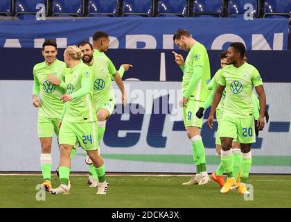 (201122) -- GELSENKIRCHEN, 22 novembre 2020 (Xinhua) -- Wout Weghorst (5e L) de Wolfsburg célèbre ses scores avec ses coéquipiers lors d'un match de football allemand de Bundesliga entre le FC Schalke 04 et le VFL Wolfsburg à Gelsenkirchen, Allemagne, 21 novembre 2020. (Joachim Bywaletz/Pool via Xinhua) Banque D'Images