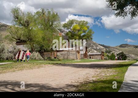 Bannack, Montana - 29 juin 2020 : les touristes explorent les bâtiments abandonnés de la ville fantôme Banque D'Images