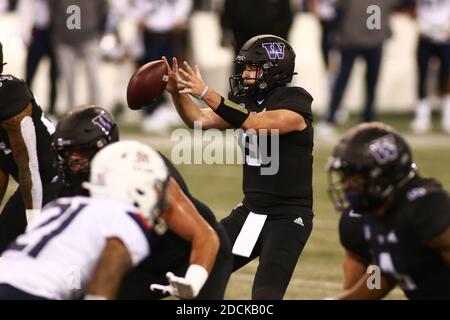 Seattle, WA, États-Unis. 21 novembre 2020. Le quarterback des Huskies de Washington Dylan Morris (9) prend la photo d'un fusil lors d'un match entre les Wildcats d'Arizona et les Huskies de Washington au Husky Stadium de Seattle, en Australie occidentale. Sean Brown/CSM/Alamy Live News Banque D'Images