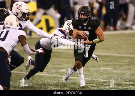 Seattle, WA, États-Unis. 21 novembre 2020. Le quarterback des Huskies de Washington Dylan Morris (9) est mis à sac lors d'un match entre les Wildcats de l'Arizona et les Huskies de Washington au stade Husky de Seattle, en Australie occidentale. Sean Brown/CSM/Alamy Live News Banque D'Images