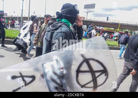 Bogota, Colombie. 21 novembre 2020. Hooded in the march in Bogotá contre le gouvernement du président Ivan Duque, rejetant également les assassinats de dirigeants sociaux. Crédit : Daniel Garzon Herazo/ZUMA Wire/Alay Live News Banque D'Images