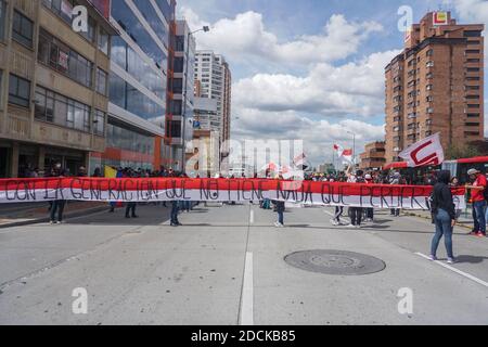 Bogota, Colombie. 21 novembre 2020. Le peuple marche à Bogotá contre le gouvernement du président Ivan Duque, rejetant également les assassinats de dirigeants sociaux. Crédit : Daniel Garzon Herazo/ZUMA Wire/Alay Live News Banque D'Images