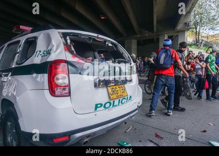 Bogota, Colombie. 21 novembre 2020. Des hommes à capuchon attaquent la fourgonnette de police lors de la marche à Bogotá contre le gouvernement du président Ivan Duque, rejetant également les assassinats de leaders sociaux. Crédit : Daniel Garzon Herazo/ZUMA Wire/Alay Live News Banque D'Images