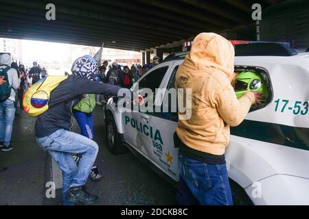 Bogota, Colombie. 21 novembre 2020. Des hommes à capuchon attaquent la fourgonnette de police lors de la marche à Bogotá contre le gouvernement du président Ivan Duque, rejetant également les assassinats de leaders sociaux. Crédit : Daniel Garzon Herazo/ZUMA Wire/Alay Live News Banque D'Images