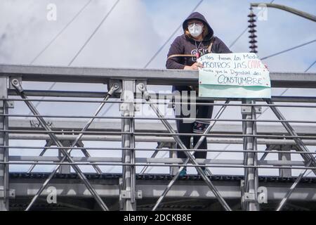 Bogota, Colombie. 21 novembre 2020. Le peuple marche à Bogotá contre le gouvernement du président Ivan Duque, rejetant également les assassinats de dirigeants sociaux. Crédit : Daniel Garzon Herazo/ZUMA Wire/Alay Live News Banque D'Images