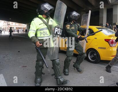 Bogota, Colombie. 21 novembre 2020. Des agents de police tentent de disperser les manifestants des hommes à capuchon attaquent la fourgonnette de police à Bogota contre le gouvernement du président Ivan Duque, rejetant également les assassinats de dirigeants sociaux. Crédit : Daniel Garzon Herazo/ZUMA Wire/Alay Live News Banque D'Images