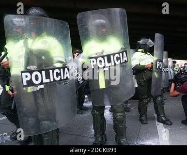 Bogota, Colombie. 21 novembre 2020. Des agents de police tentent de disperser les manifestants des hommes à capuchon attaquent la fourgonnette de police à Bogota contre le gouvernement du président Ivan Duque, rejetant également les assassinats de dirigeants sociaux. Crédit : Daniel Garzon Herazo/ZUMA Wire/Alay Live News Banque D'Images