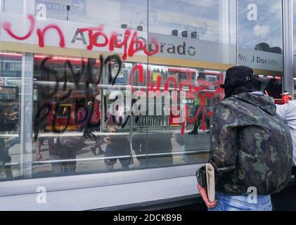 Bogota, Colombie. 21 novembre 2020. Hooded in the march in Bogotá contre le gouvernement du président Ivan Duque, rejetant également les assassinats de dirigeants sociaux. Crédit : Daniel Garzon Herazo/ZUMA Wire/Alay Live News Banque D'Images