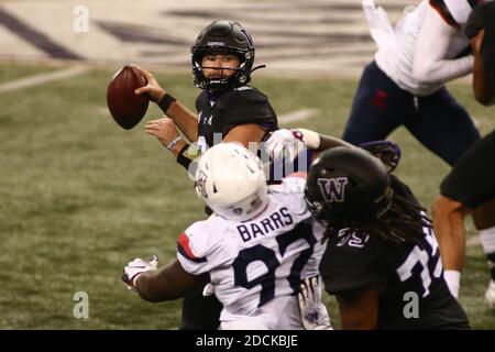 Seattle, WA, États-Unis. 21 novembre 2020. Le quarterback des Huskies de Washington Dylan Morris (9) revient à passer lors d'un match entre les Wildcats de l'Arizona et les Huskies de Washington au stade Husky de Seattle, en Australie occidentale. Sean Brown/CSM/Alamy Live News Banque D'Images