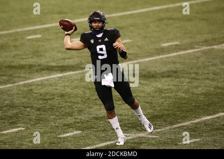 Seattle, WA, États-Unis. 21 novembre 2020. Le quarterback des Huskies de Washington Dylan Morris (9) se lance lors d'un match entre les Wildcats de l'Arizona et les Huskies de Washington au stade Husky de Seattle, en Australie occidentale. Sean Brown/CSM/Alamy Live News Banque D'Images