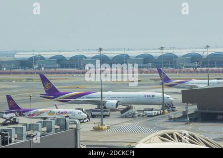 Bangkok, Thaïlande - 10 mars 2020: Les avions de Thai Airways sont garés à leur point central à la porte d'embarquement des passagers se connectent à la porte à l'intérieur Banque D'Images