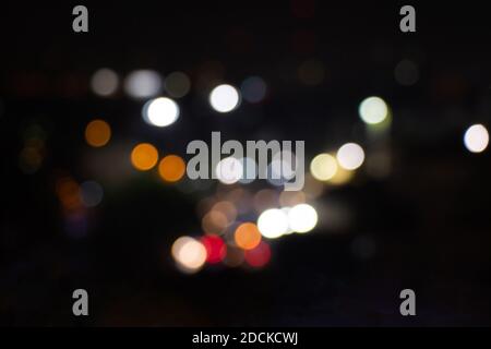 Nuit crépuscule lumière floue bokeh dans le centre de Bangkok arrière-plan abstrait. Banque D'Images