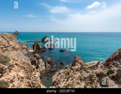 Côte rocheuse accidentée, rochers dans la mer, Arrecife de las Sirenas, parc national de Cabo de Gata-Nijar, Almeria, Espagne Banque D'Images