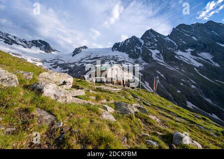 Greizer Huette, Berliner Hoehenweg, derrière le glacier Floitenkees et les sommets de Floitenspitzen, Felskoepfl et Triebbachkopf, Alpes de Zillertaler Banque D'Images