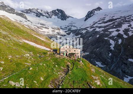 Vue aérienne, Greizer Huette, Berliner Hoehenweg, derrière le glacier Floitenkees et les sommets de Floitenspitzen, Felskoepfl et Triebbachkopf Banque D'Images