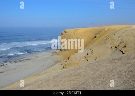 Falaises de grès à Sulay Beach, Réserve nationale de Paracas, Paracas, région ICA, Pérou Banque D'Images