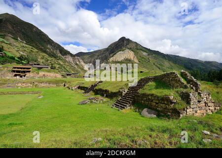 Place principale des ruines de Chavin de Huantar, site classé au patrimoine mondial de l'UNESCO, près de Huaraz, région d'Ancash, Pérou Banque D'Images