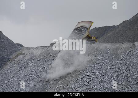 Benne basculante lors du déchargement, Antamina, mine en fonte ouverte pour le cuivre, le zinc, le molybdène, Ruta 111, près de Huaraz, Regio Ancash, Pérou Banque D'Images