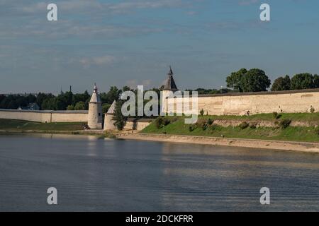 Les tours et le mur du Kremlin de Pskov. Vue depuis la rivière Vélikaya. Pskov, Russie Banque D'Images