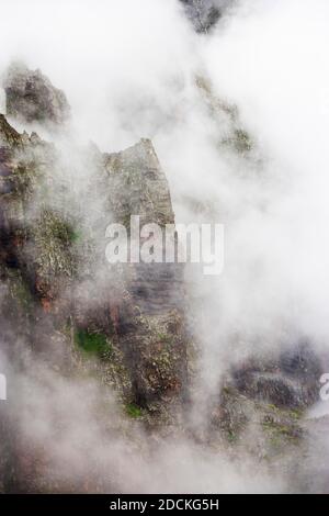 Rochers brumeux des montagnes de Teno près du village de montagne Masca, gorge de Masca, montagnes de Teno, Ténérife, îles Canaries, Espagne Banque D'Images