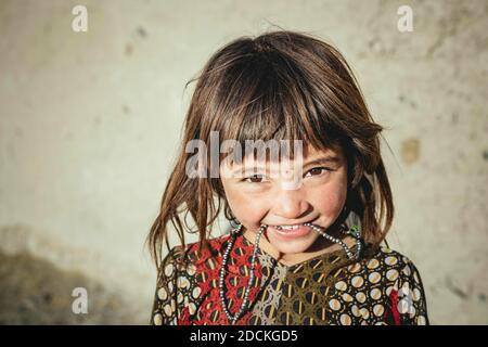 Fille avec poney court coupé, elle a sa chaîne dans sa bouche, Ishkashim, Afghanistan Banque D'Images