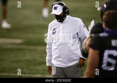 Seattle, WA, États-Unis. 21 novembre 2020. Jimmy Lake, entraîneur-chef de Washington Huskies, joue sur la touche lors d'un match entre les Arizona Wildcats et les Washington Huskies au Husky Stadium de Seattle, en Australie occidentale. Les Huskies ont gagné 44-27. Sean Brown/CSM/Alamy Live News Banque D'Images