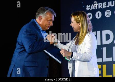 Rome, Italie. 21 septembre 2019. Giorgia Meloni salue le Premier ministre hongrois Viktor Orban, qui a pris la parole au cours de l'Atreju 2019, la réunion annuelle du parti politique de droite Fratelli d'Italia à Rome. Crédit: Vincenzo Nuzzolese/SOPA Images/ZUMA Wire/Alamy Live News Banque D'Images