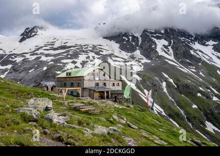 Greizer Hut, Berlin High altitude Trail, derrière le glacier floitenkees et les montagnes, Alpes de Zillertal, Zillertal, Tyrol, Autriche Banque D'Images