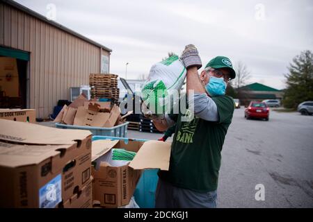 Bloomington, États-Unis. 20 novembre 2020. Les dindes sont distribuées pour les repas de Thanksgiving par les bénévoles de Pantry 279 à la banque alimentaire de Hoosier Hills. Crédit : SOPA Images Limited/Alamy Live News Banque D'Images