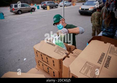 Bloomington, États-Unis. 20 novembre 2020. Les dindes sont distribuées pour les repas de Thanksgiving par les bénévoles de Pantry 279 à la banque alimentaire de Hoosier Hills. Crédit : SOPA Images Limited/Alamy Live News Banque D'Images