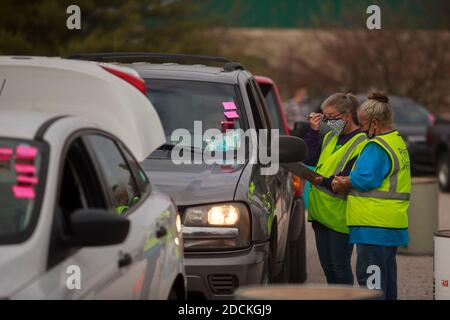 Bloomington, États-Unis. 20 novembre 2020. Pantry 279 bénévoles de banque alimentaire aident à distribuer des repas de Thanksgiving à la banque alimentaire de Hoosier Hills. Crédit : SOPA Images Limited/Alamy Live News Banque D'Images