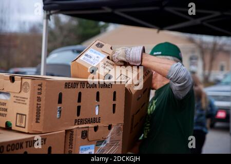 Bloomington, États-Unis. 20 novembre 2020. Les dindes sont distribuées pour les repas de Thanksgiving par les bénévoles de Pantry 279 à la banque alimentaire de Hoosier Hills. Crédit : SOPA Images Limited/Alamy Live News Banque D'Images