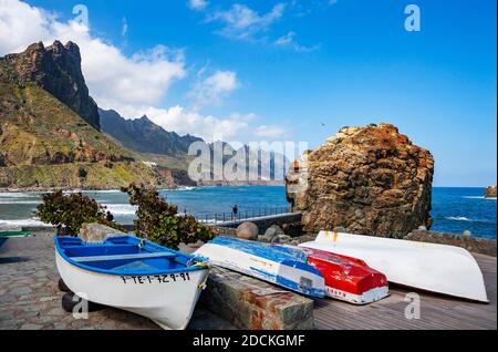 Côte escarpée dans les montagnes Anaga avec plage Playa de Roque de las Bodegas près du village de Taganana, bateaux de pêche, Almaciga, Tenerife Banque D'Images