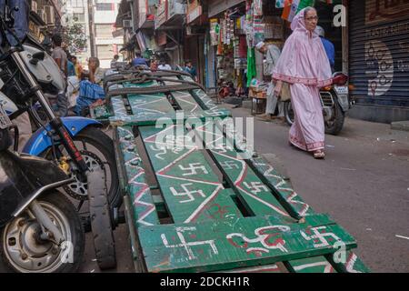 La charrette d'un portier à Mumbai, Inde, décoré de swastikas, le symbole hindou de bonne chance (en bas du pic: Le symbole sacré Aum / OM Banque D'Images