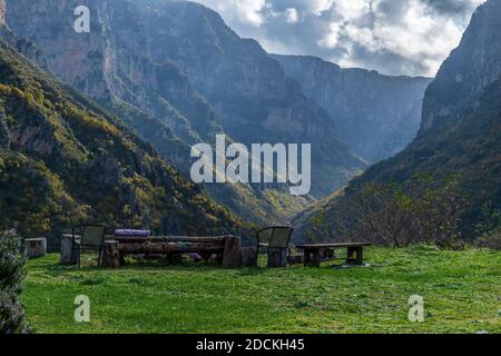 Vue sur la gorge de Vikos, la gorge la plus profonde d'Europe, avec des couleurs d'automne près du village de vikos à Zagori Epirus, Grèce. Banque D'Images