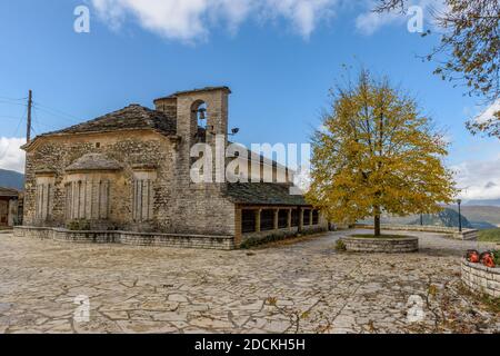 Ancienne église en pierre de St tryphon dans le village de Vikos pendant la saison d'automne situé dans le mont Tymfi Zagori, Epirus, Grèce, Europe Banque D'Images