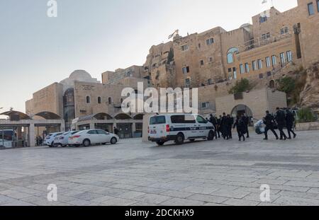 jérusalem-israël. 30-10-2020. Des agents de la police des frontières patrouillent sur la place près du mur occidental Banque D'Images